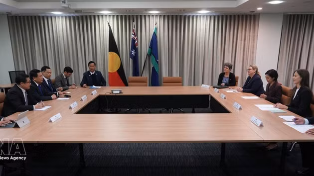 Séance de travail entre la délégation de l’Académie nationale de politique Hô Chi Minh et du Conseil des études théoriques du Comité central du Parti et le ministère australien des Affaires étrangères et du Commerce. Photo: VNA