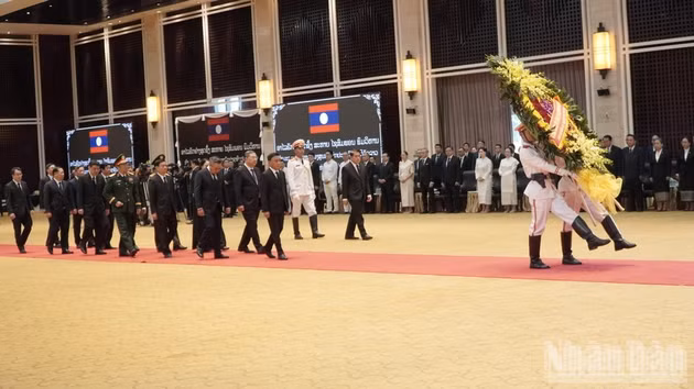 Tran Cam Tu, à la tête d"une haute délégation du PCV, rend hommage au président de l’Assemblée nationale lao, Xaysomphone Phomvihane. Photo : NDEL.