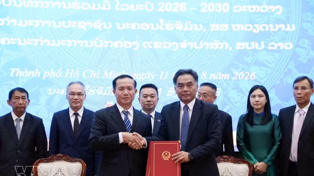 Nguyen Loc Ha (à droite), vice-président permanent du Comité populaire de Hô Chi Minh-Ville, et Phimpone Phandanuvong (à gauche), vice-président du Comité gouvernemental de la province de Champassak, ont signé un mémorandum d'entente sur la coopération pour la période 2026-2030 entre les deux collectivités. Photo : VNA.
