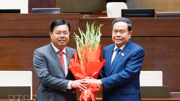 Le président de l'Assemblée nationale, Tran Thanh Man (à droite), félicite le nouveau ministre de l'Intérieur, Nguyen Tien Hai, en lui offrant des fleurs. Photo : VNA.