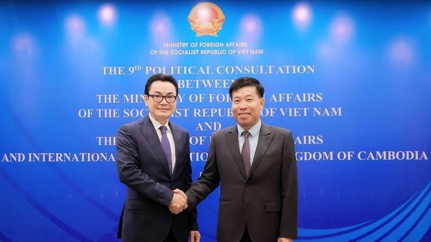 Le vice-ministre vietnamien des Affaires étrangères, Nguyen Manh Cuong (droite) et le secrétaire d'État cambodgien des Affaires étrangères et de la Coopération internationale, Ung Rachana. Photo : VNA.