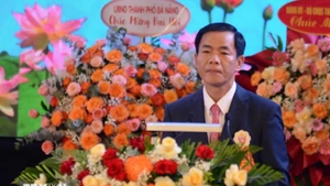 Nguyen Van Phuong, secrétaire du 17e Comité du Parti de la ville de Huê pour le mandat 2025-2030, prononce un discours de clôture du 17e congrès du Parti de la ville de Huê. Photo : VNA.