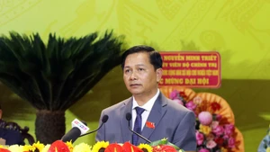 Trân Van Lâu, secrétaire adjoint du Comité du Parti et président du Comité populaire de Cân Tho, est désigné au rôle du secrétaire du Comité provincial du Parti de Vinh Long pour le mandat 2025-2030. Photo : VNA.