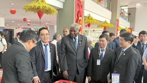 Le président de l'Assemblée nationale (AN) du pouvoir populaire et du Conseil d'État de Cuba, Esteban Lazo Hernández, étudie les modèles et équipements de production agricole à l'Université de technologie et d'éducation de Ho Chi Minh-Ville. Photo : VNA.