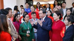 Le président de l'Assemblée nationale vietnamienne Tran Thanh Man et son épouse rencontrent des représentants de la communauté vietnamienne résidant en Malaisie. Photo : VNA.
