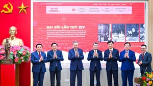 Le secrétaire général du Parti communiste du Vietnam To Lam (3e, de gauche à droite) assiste au lancement du site web officiel du XIVe Congrès national du du PCV. Photo : Journal Nhân Dân. 