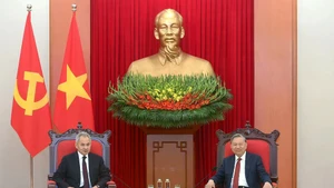 Le secrétaire général To Lam (à droite) et Sergueï Choïgou, secrétaire du Conseil de sécurité de la Fédération de Russie. Photo : VNA.