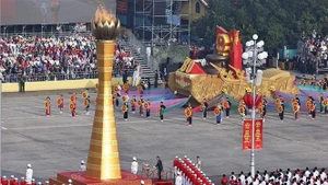 Les festivités sont ouvertes par une prestation des tambours de Thang Long, suivie d’une cérémonie de transmission de la flamme et du salut au drapeau. Photo : VNA.