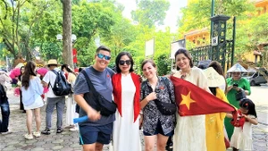 Emma et Mathilda, allemandes, à Hanoi. Photo : Tri Minh/NDEL.