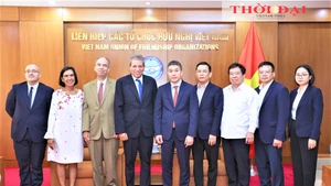 Le 4 septembre à Hanoi, le président de l’Union des organisations d’amitié du Vietnam (VUFO), Phan Anh Son (au centre), a reçu le vice-président de l’Institut cubain d’amitié avec les peuples (ICAP), Víctor Fidel Gaute López. Photo : thoidai.