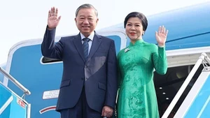 Le secrétaire général du Comité central du Parti communiste du Vietnam, To Lam, et son épouse Ngo Phuong Ly, à l'aeroport de Noi Bai (en banlieue de la capitale Ha Noi) le matin du 10 août. Photo : VNA/NDEL. 