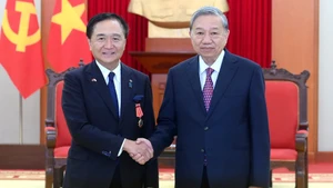 Le SG du Parti communiste du Vietnam, To Lam (à droite), et Kuroiwa Yuji, gouverneur de la préfecture de Kanagawa, le 15 novembre à Hanoï. Photo : NDEL.