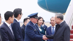 Le secrétaire général To Lam et une délégation l’accompagnant à l’aéroport d’Andrews (États-Unis). Photo : VNA.