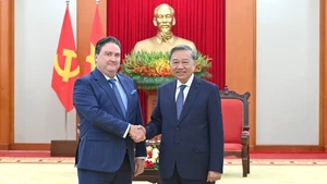 Le secrétaire général du Parti communiste du Vietnam, To Lam (droite), reçoit l'ambassadeur des États-Unis, Marc Knapper, venu lui dire au revoir au terme de son mandat au Vietnam. Photo : NDEL.