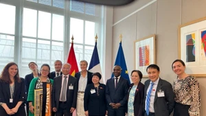 Le ministre délégué auprès du ministre de l’Europe et des Affaires étrangères, chargé de la Francophonie et des Partenariats internationaux, Thani Mohamed-Soilihi (4e à partir de la droite) et la vice-présidente de l’Assemblée nationale du Vietnam, Nguyen Thi Thanh (5e à partir de la droite). Photo : VNA.