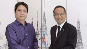 Le Consul général Kajtiti Wiwatwanont remet la présidence tournante du Corps consulaire de l’ASEAN à Guangzhou (République populaire de Chine) au Consul général Nguyen Viet Dung (à gauche). Photo : VNA.