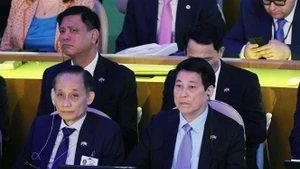 Le président vietnamien Luong Cuong (à droite) et le ministre des Affaires étrangères par intérim Le Hoai Trung assistent à la réunion de haut niveau pour célébrer le 80e anniversaire de la fondation des Nations Unies. Photo : VNA.