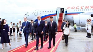 Le président de la Douma d’État de Russie arrive à Hanoï pour une visite officielle au Vietnam. Photo : VNA.