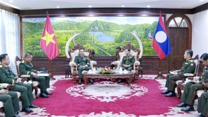 Le lieutenant-général Khamlieng Outhakaysone a reçu le colonel Phan Huu Thang (à gauche) à l'occasion de sa nouvelle mission. Photo : VNA/CVN.