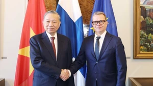Le secrétaire général du Parti communiste du Vietnam, To Lam (gauche) et le Premier ministre finlandais Petteri Orpo. Photo : VNA.