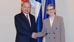Le secrétaire général du Parti communiste du Vietnam (PCV), Tô Lâm, et la première vice-présidente du Parlement finlandais, Paula Risikko. Photo : VNA.