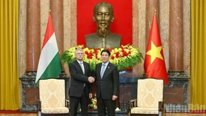 Le président Luong Cuong (droite) et le président de l’Assemblée nationale de Hongrie Kover Laszlo. Photo : NDEL.
