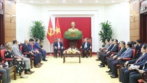 Le secrétaire général du Parti, To Lam (au milieu, à droite), et le président et directeur général de Murphy Oil Corporation, Eric Hambly, à Hanoi, le 15 octobre. Photo : VNA.
