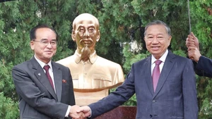 Le SG du PCV To Lam (droite) et Cho Yong Won, membre permanent du Bureau politique, secrétaire du Comité central du Parti et chef du Département d'organisation et d'orientation du Parti du Travail de Corée, à la cérémonie d'inauguration de la statue du Président Ho Chi Minh. Photo : VNA. 