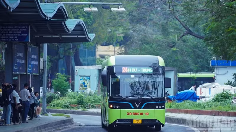 De nombreuses lignes d’autobus électriques modernes ont été mises en service, remplaçant progressivement les véhicules fonctionnant aux énergies fossiles. Photo : nhandan.vn