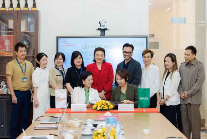 Le Département du tourisme de Hô Chi Minh-Ville signe des accords de coopération avec des partenaires afin de développer le tourisme intelligent et le tourisme sur les plateformes numériques. Photo : baotintuc.vn