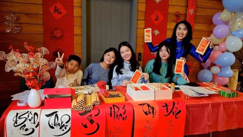 Le programme “Têt vietnamien 2026”, soigneusement préparé, a attiré de nombreux Vietnamiens d’outre-mer, adultes comme enfants. Photo : nhandan.vn