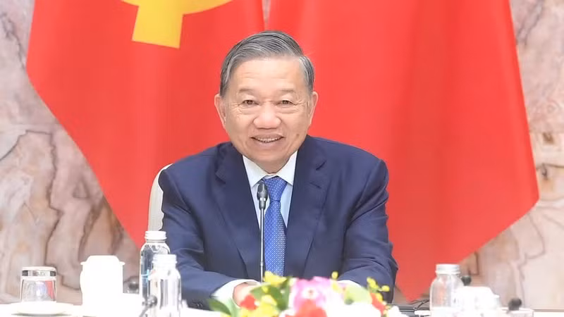 Le secrétaire général du PCV et président de la République To Lam s’entretient avec le président de la Confédération suisse Guy Parmelin. Photo : nhandan.vn