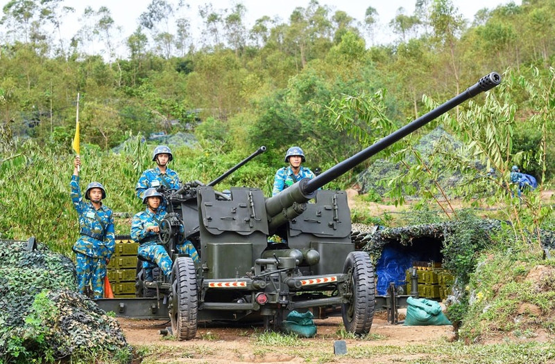Des soldats du Commandement de la capitale Hanoï s’entraînent à la protection de l’espace aérien de la capitale. Photo: hanoimoi.vn