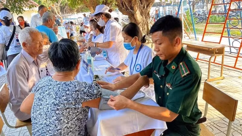 Organisation d’une consultation médicale pour 400 habitants démunis et remise de 300 cadeaux aux familles en difficulté dans la commune de Ninh Điền, province de Tây Ninh. Photo : VNA.