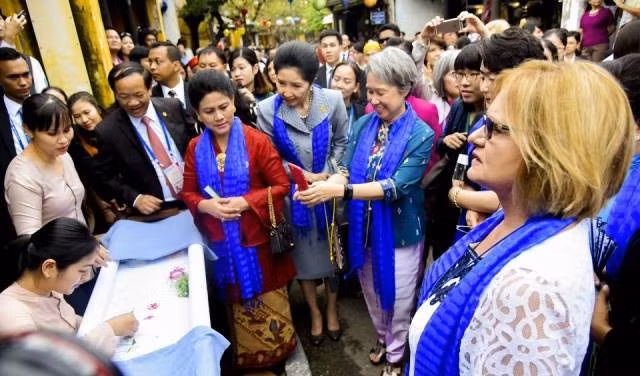 Des diplomates étrangers lors d’une activité de découverte de la culture traditionnelle vietnamienne. Photo : baoquocte.vn