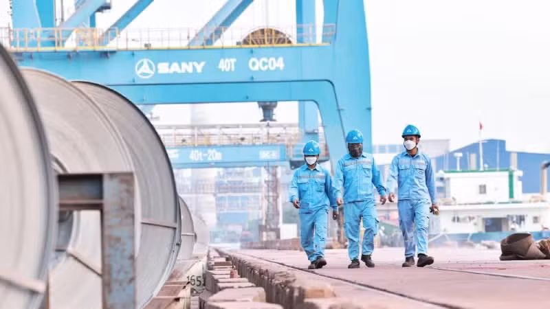 Des ouvriers travaillent dans une usine sidérurgique du groupe Hoa Phat. (Photo : nhandan.vn)