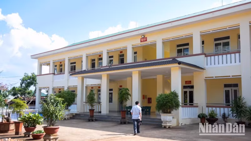 Au sein de la caserne de l’équipe spécialisée K51 chargée de la recherche et du rapatriement des restes des soldats morts pour la Patrie, relevant du Commandement militaire de la province de Dak Lak, se trouve une petite salle qui renferme tout un pan de l’histoire de la guerre, gravée dans la terre rouge basaltique.