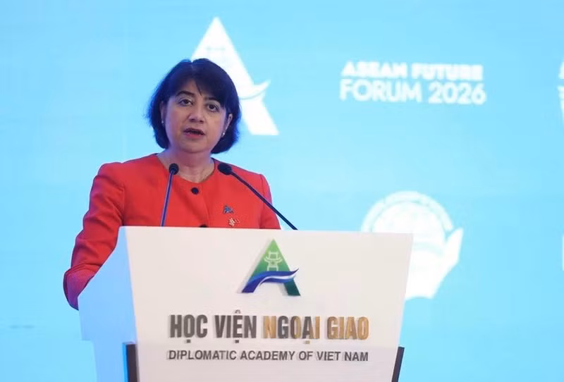 La secrétaire d’État britannique chargée de l’Indo-Pacifique, Seema Malhotra, intervient lors d’une session consacrée à la sécurité énergétique dans le cadre du Forum sur l’avenir de l’ASEAN. Photo : baoquocte.vn
