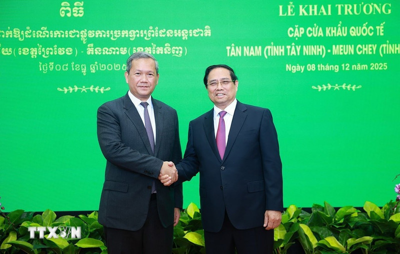 Le Premier ministre Pham Minh Chinh (à droite) et le Premier ministre cambodgien Hun Manet (à gauche) en réunion de travail. Photo : VNA.