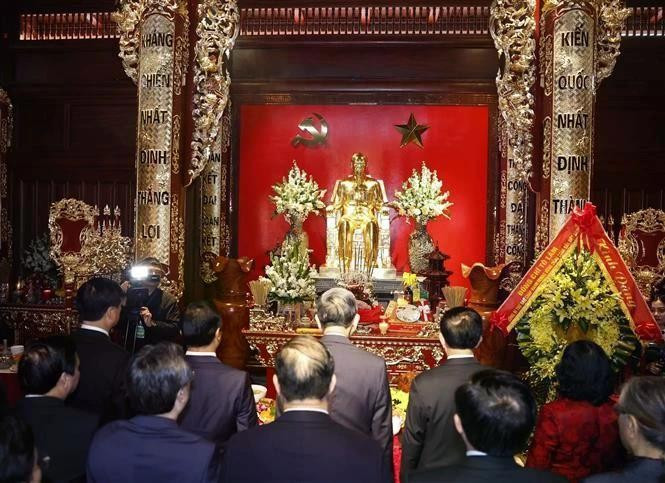 Le secrétaire général du Parti communiste du Vietnam, To Lam, et la délégation du Comité central à la Maison commémorative du Président Hô Chi Minh. Photo : VNA.