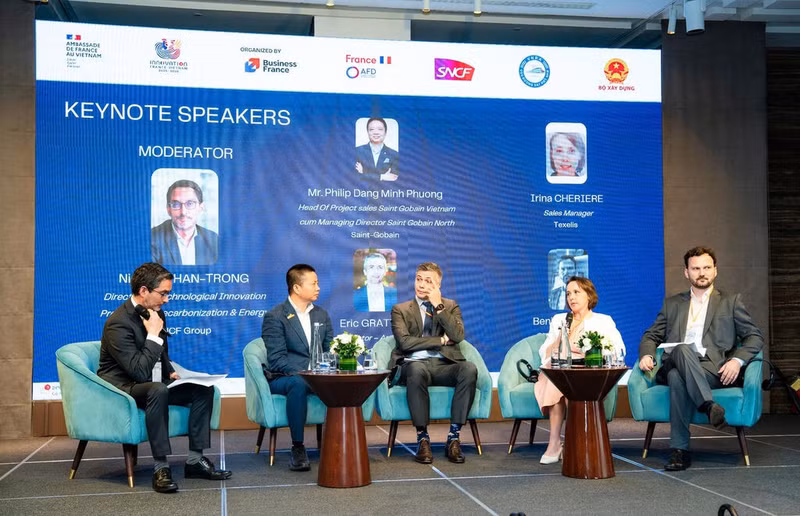 Échanges entre représentants des groupes et entreprises ferroviaires français et vietnamiens lors du forum.