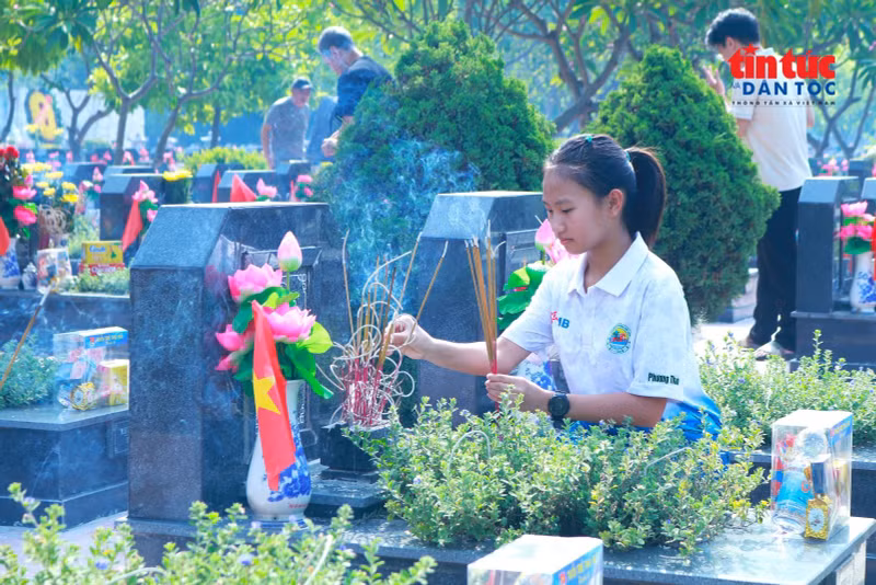 dang-huong-tuong-niem-anh-hung-liet-si-6.jpg