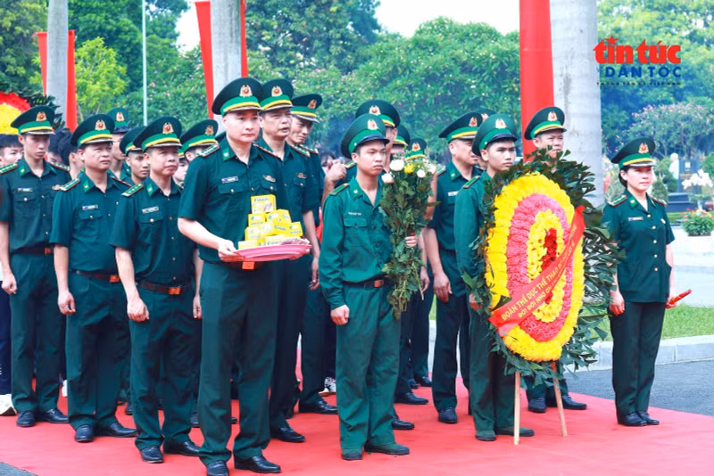 dang-huong-tuong-niem-anh-hung-liet-si-4.jpg