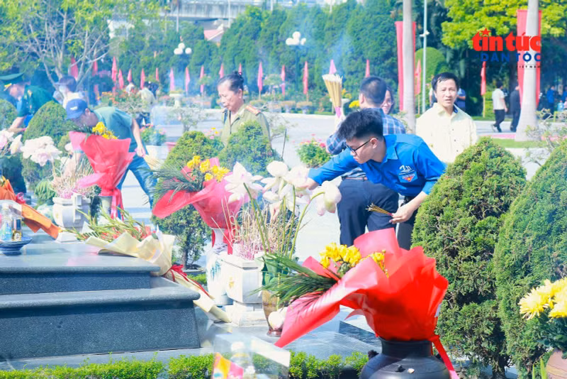 dang-huong-tuong-niem-anh-hung-liet-si-8.jpg