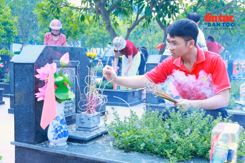 dang-huong-tuong-niem-anh-hung-liet-si-5.jpg