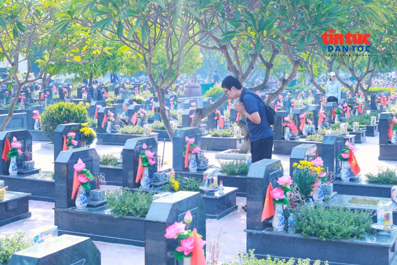 dang-huong-tuong-niem-anh-hung-liet-si-2.jpg