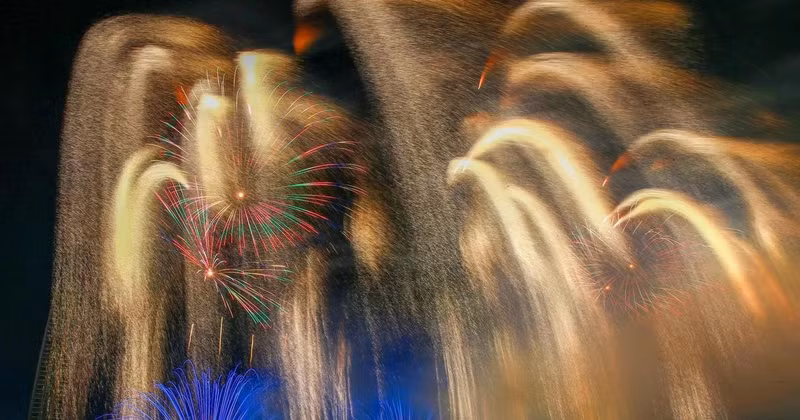 Chaque couche de feux d'artifice s'épanouit doucement, simulant des étoiles, tombant parfois doucement comme une pluie de météores, parfois tournant comme des constellations en mouvement. Photo: dantri.com.vn