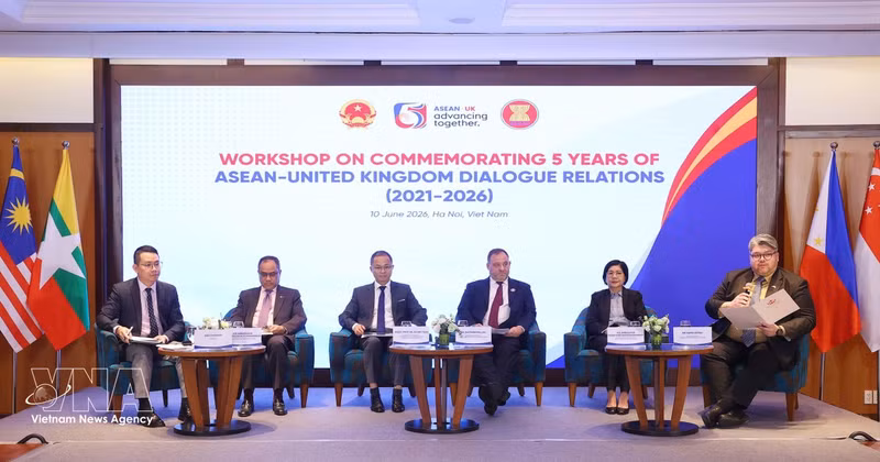 Des délégués participent au séminaire ASEAN–Royaume-Uni marquant le 5e anniversaire de l’établissement du partenariat de dialogue entre l’ASEAN et le Royaume-Uni. Photo : VNA. 