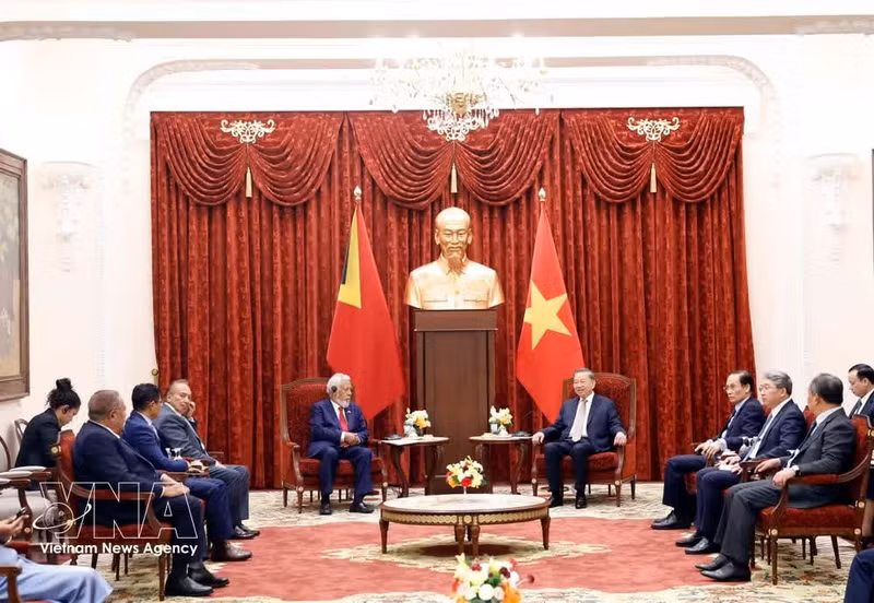 Le secrétaire général du Parti communiste du Vietnam et président de la République Tô Lâm reçoit le Premier ministre est-timorais Xanana Gusmão se serrent la main, à Hanoi, le 10 juin. Photo : VNA