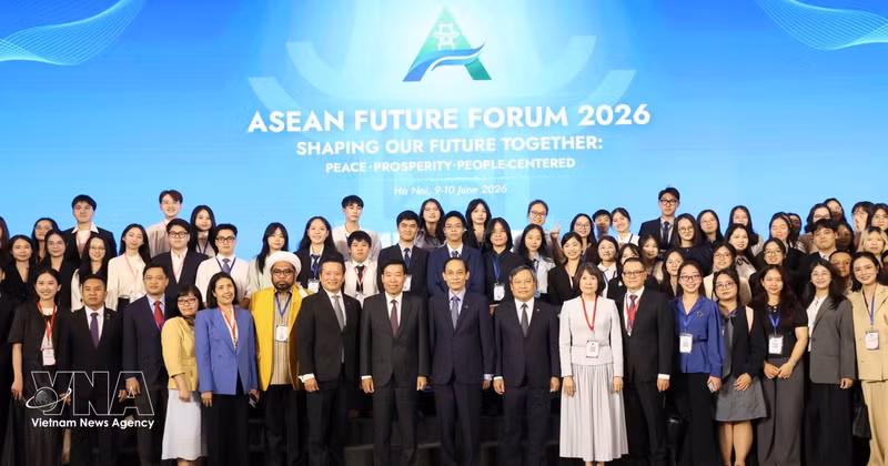 Les délégués posent pour une photo de groupe lors de cérémonie de clôture du Forum de l’avenir de l’ASEAN (AFF) 2026, à Hanoi, le 10 juin. Photo : VNA